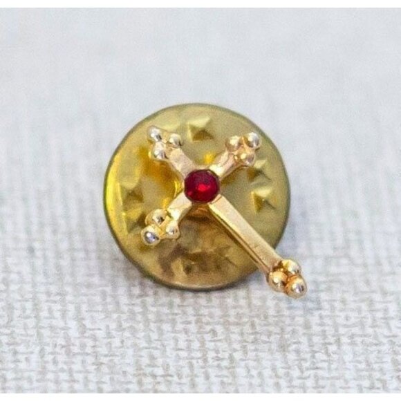 Vintage Gold Tone Red Rhinestone Cross Celtic Pin - N1 - Picture 1 of 2